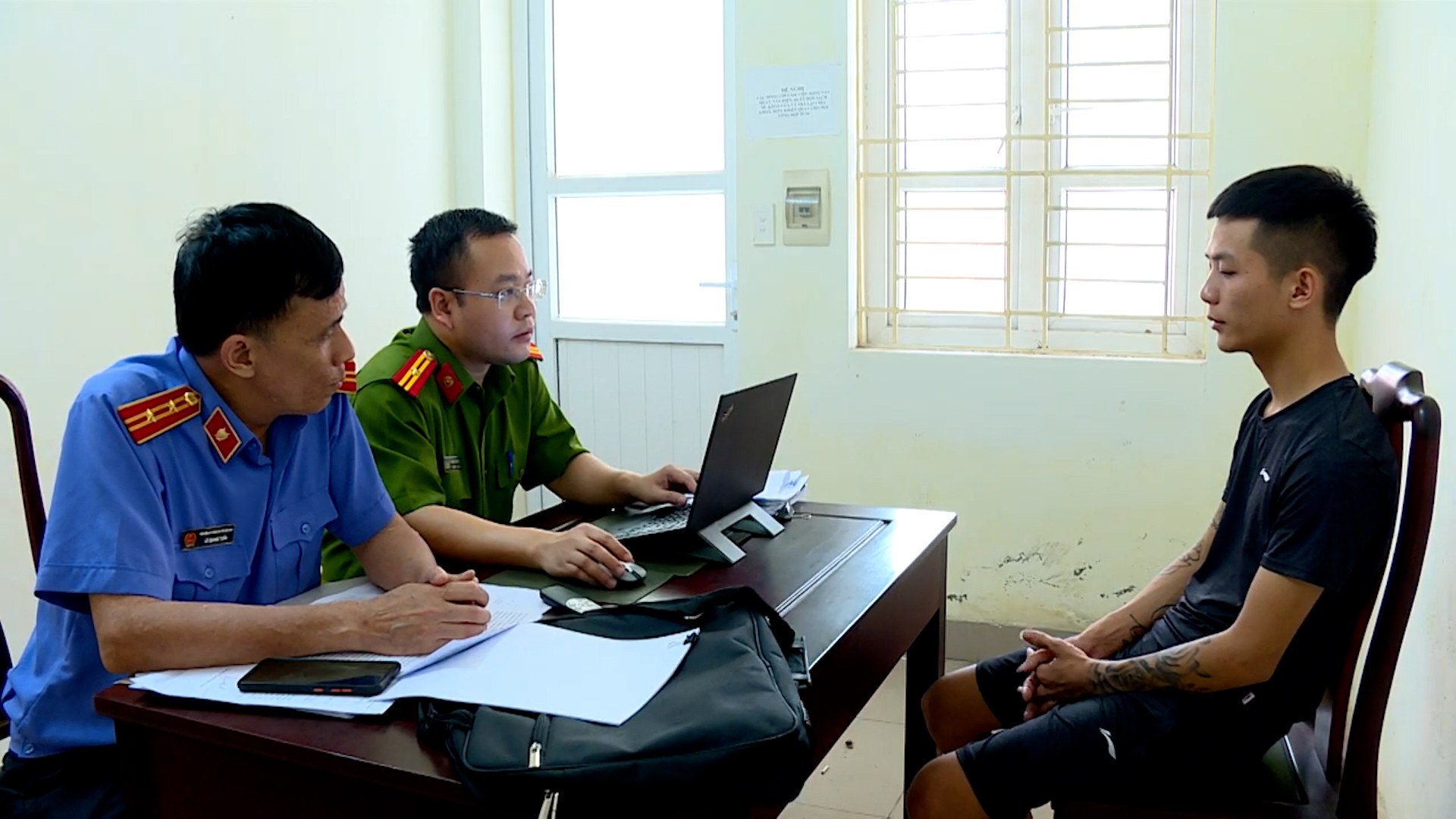 lấy lời khai hùng.jpg