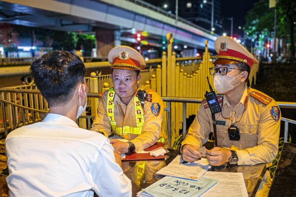 Tình huống giấy phép lái xe bản cứng hết giá trị, hàng triệu tài xế chưa biết?