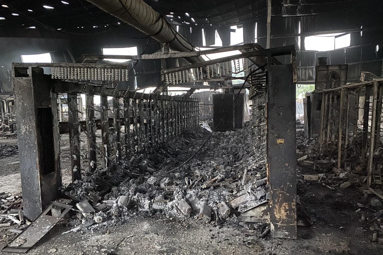 Cháy dữ dội nhà xưởng sản xuất bao bì ở Hòa Bình, dập lửa suốt 3 giờ