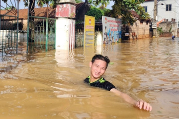 Hàng nghìn hộ dân ở Hà Nội vẫn bị cô lập sau 1 tuần nước tràn đê sông Bùi