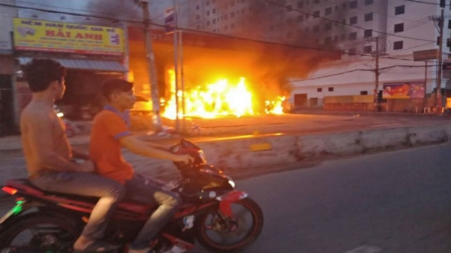 Cây xăng cháy dữ dội kèm nổ lớn, nhiều người vứt xe tháo chạy