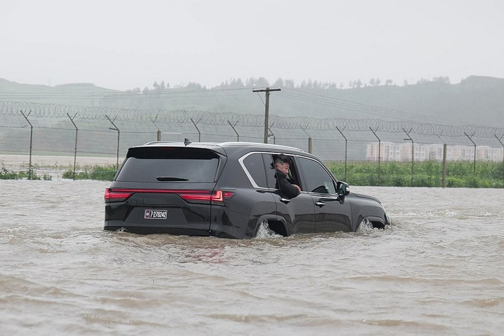 Nhà lãnh đạo Triều Tiên ngồi xe vượt lũ đi thị sát cứu hộ