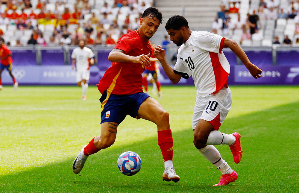 Olympic Tây Ban Nha suýt có bàn mở tỷ số khi Diego Lopez tung ra cú sút chìm từ khoảng cách chừng 20m, bóng dội cột dọc bật ra.