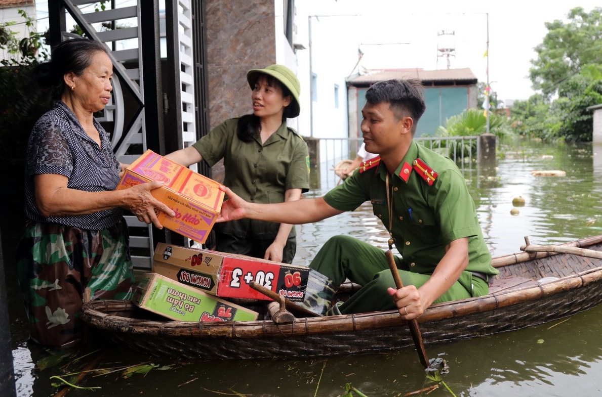 Công an chèo thuyền tiếp tế lương thực cho người dân vùng rốn lũ ở Hà Nội