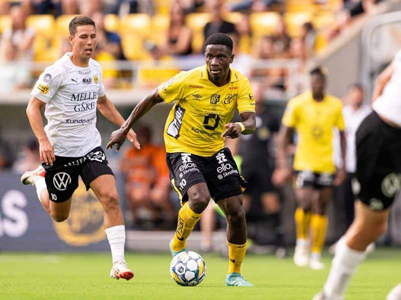 Lịch thi đấu bóng đá hôm nay 1/8: Liverpool vs Arsenal, MU đấu Betis