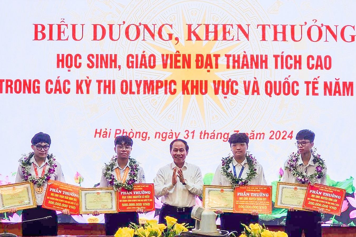 Hải Phòng thưởng nửa tỷ đồng cho nam sinh đạt Huy chương Vàng Olympic quốc tế