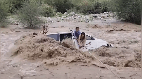 Khoảnh khắc giải cứu cặp đôi mắc kẹt trong ô tô giữa dòng nước lũ chảy xiết