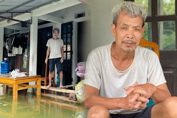 Lão nông Hà Nội bám trụ cả tuần trong căn nhà ngập sâu giữ bao thóc, con gà