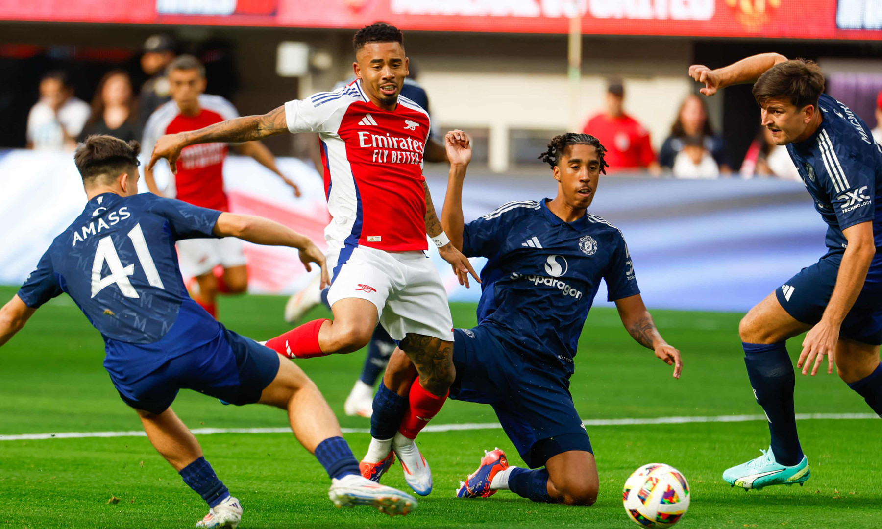 Leny Yoro MU Arsenal.jpg