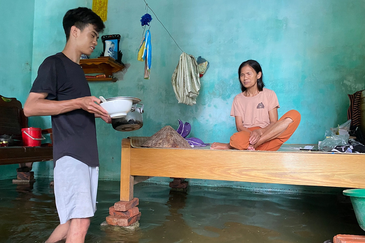 Người mẹ mắt lòa 'cố thủ' trên chiếc giường ngập, hơn 1 tuần không dám đi lại