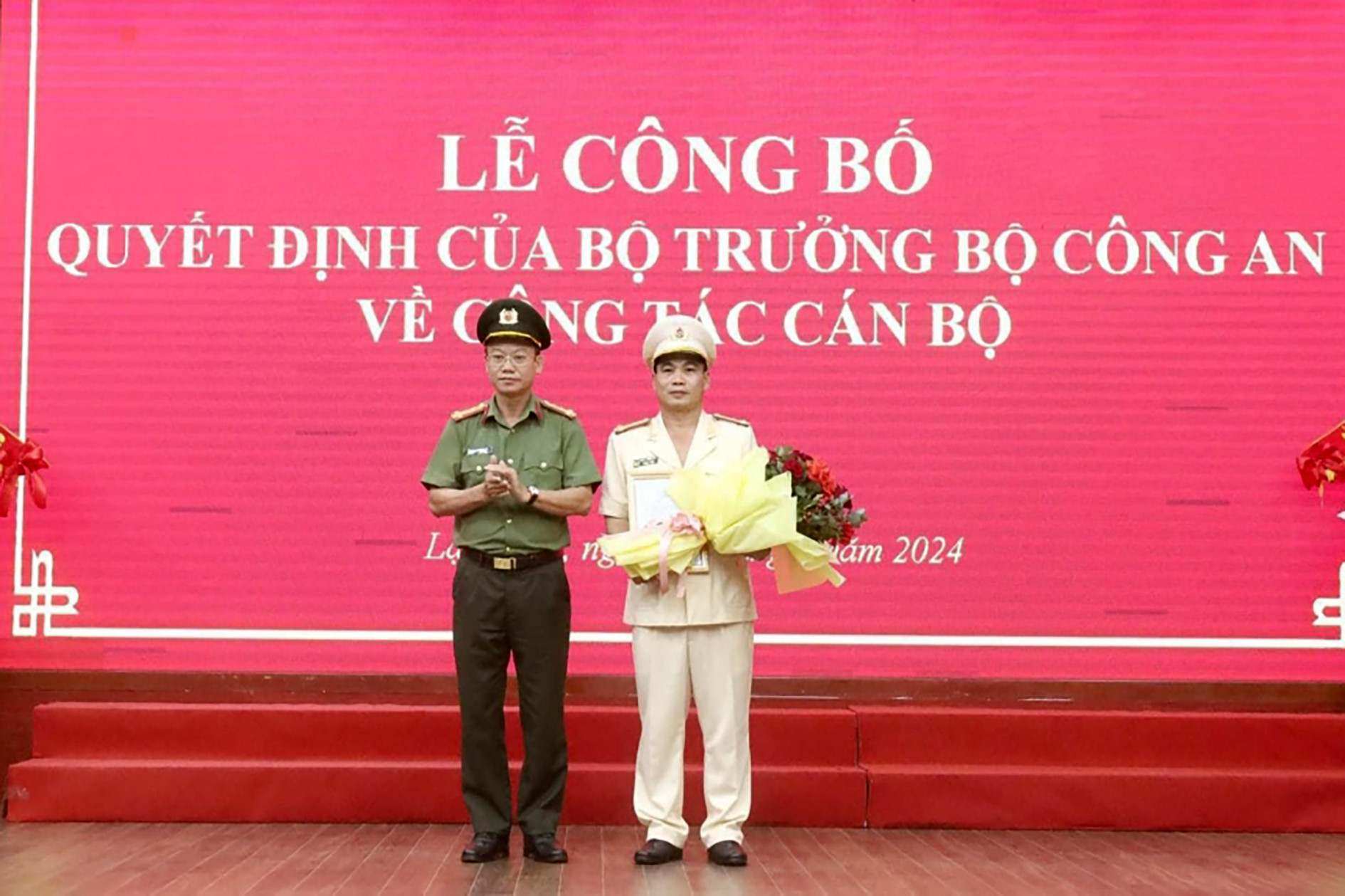 thua_uy_quyen_cua_bo_truong_bo_cong_an_dai_ta_vu_nhu_ha_giam_doc_cong_an_tinh_lang_son_da_trao_quyet_dinh_va_tang_hoa_chuc_mung_thuong_ta_nguyen_quang_huyen_tan_pho_giam_doc_cong_an_tinh_lang_son_1.jpg