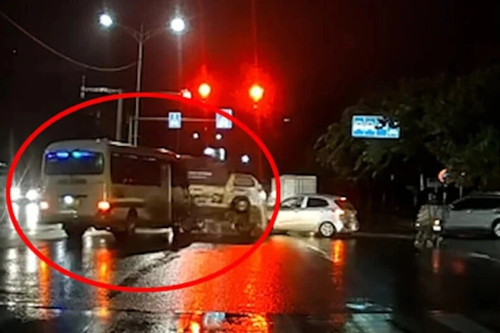 Bản tin trưa 4/7: Tài xế xe khách vượt đèn đỏ gây tai nạn đến trình diện công an