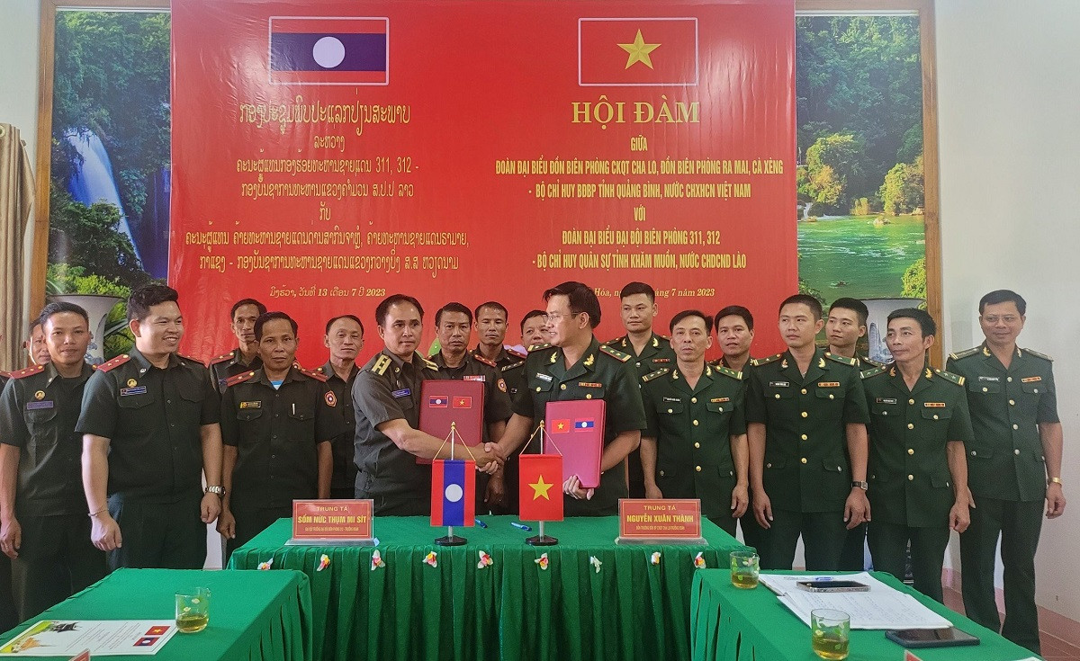 Ảnh 1: Hội đàm giữa đoàn đại biểu Đồn Biên phòng Cửa khẩu Quốc tế Cha Lo, Đồn Biên phòng Ra Mai, Cà Xèng, Bộ đội Biên phòng Quảng Bình với đoàn đại biểu Đại đội Biên phòng 311, 312, Bộ chỉ huy Quân sự tỉnh Khăm Muộn, Lào.