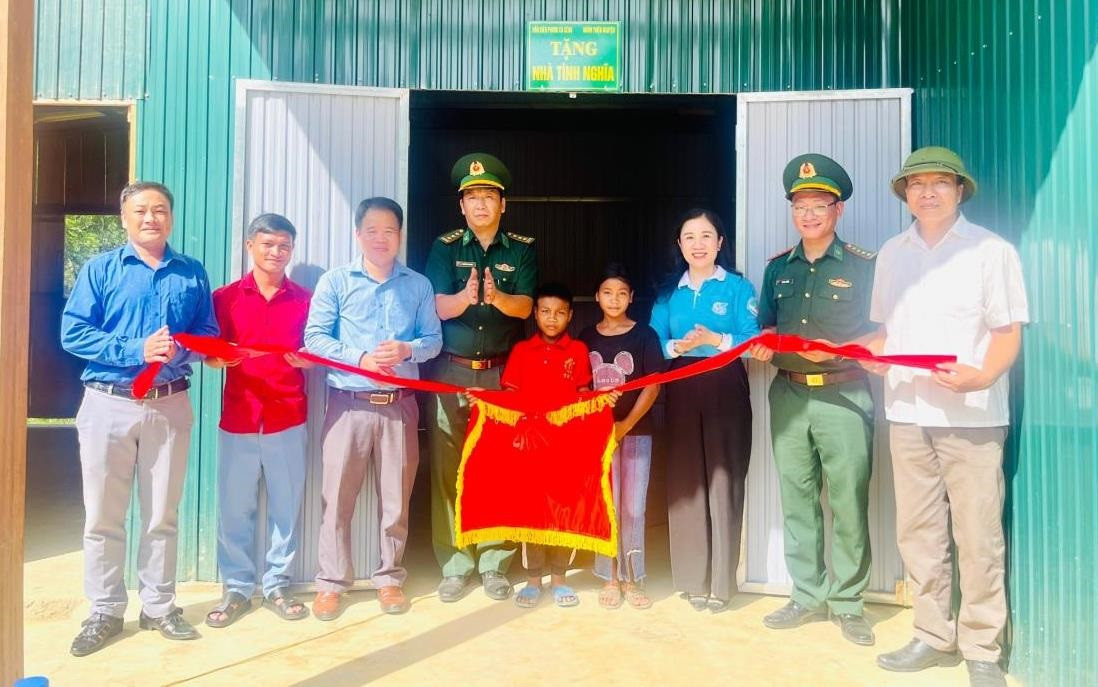 Ảnh 1: Lễ khánh thành và bàn giao nhà tình nghĩa cho hai cháu Cao Xuân Lê và Cao Thị Nhi tại bản Mò O Ồ Ồ, xã Thượng Hóa, huyện Minh Hóa.