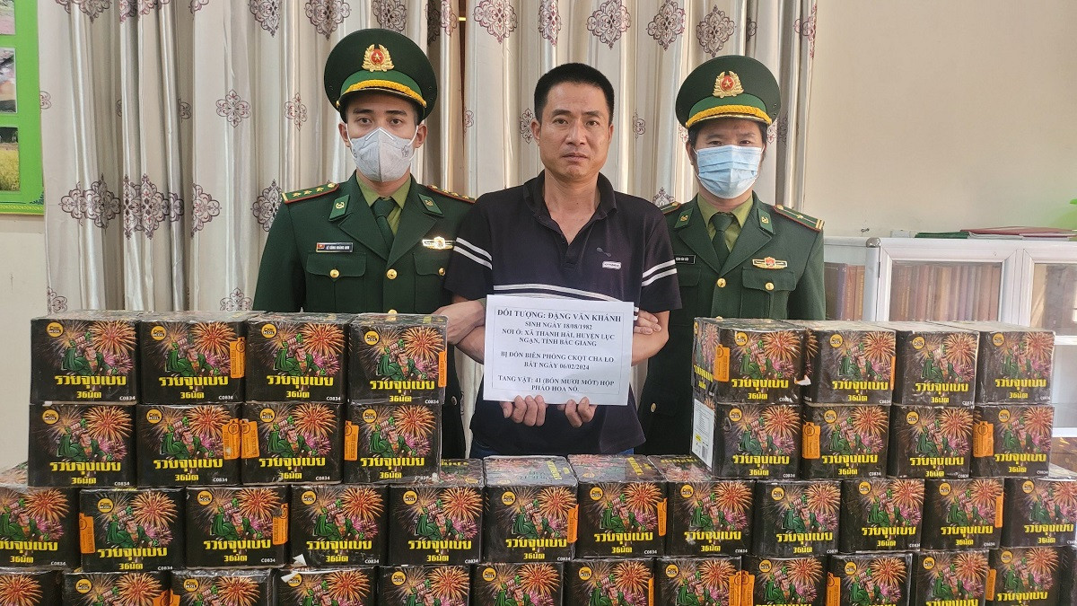 Ảnh 2: Đồn Biên phòng Cửa khẩu Quốc tế Cha Lo đấu trang với các loại tội phạm.