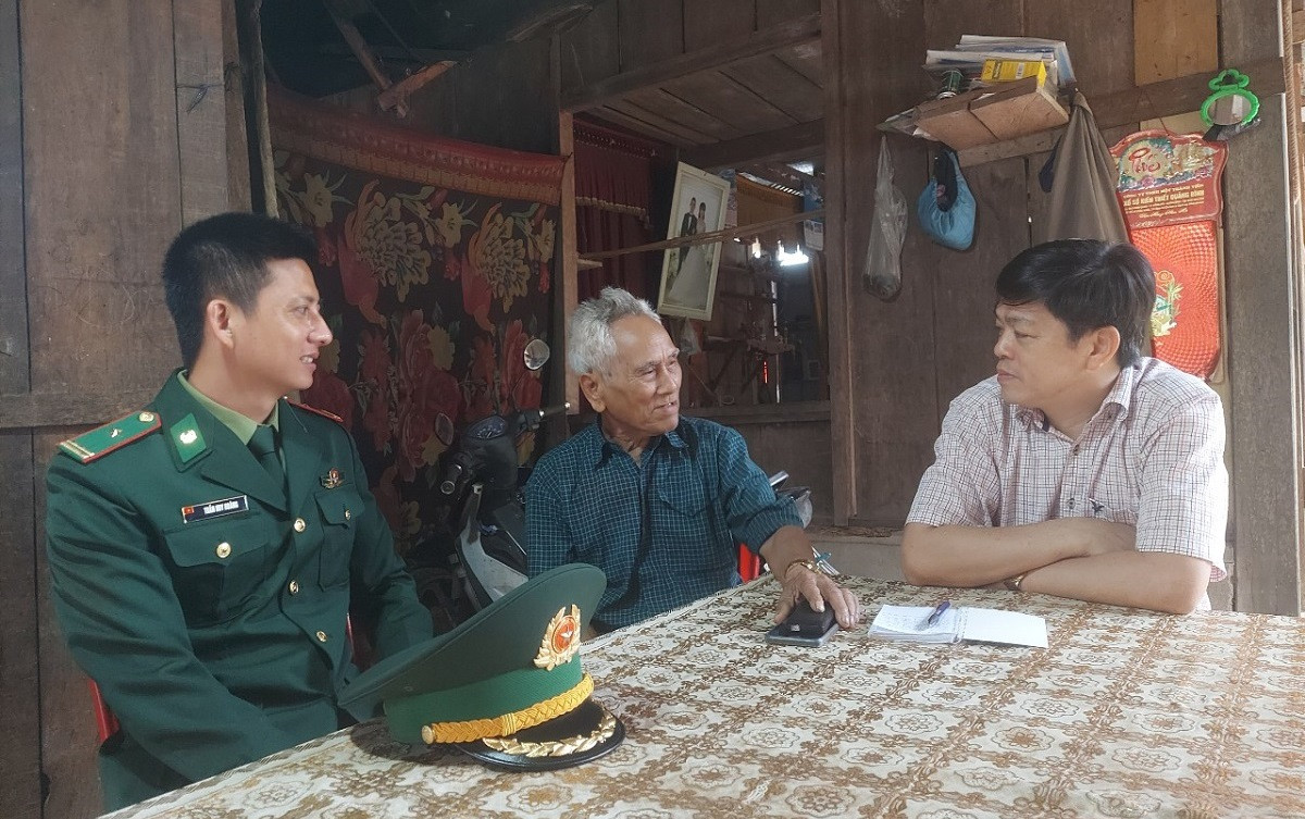 Ảnh 2: Già làng Trần Văn Phúc kể về những chuyến tuần tra cùng lực lượng Bộ đội Biên phòng.