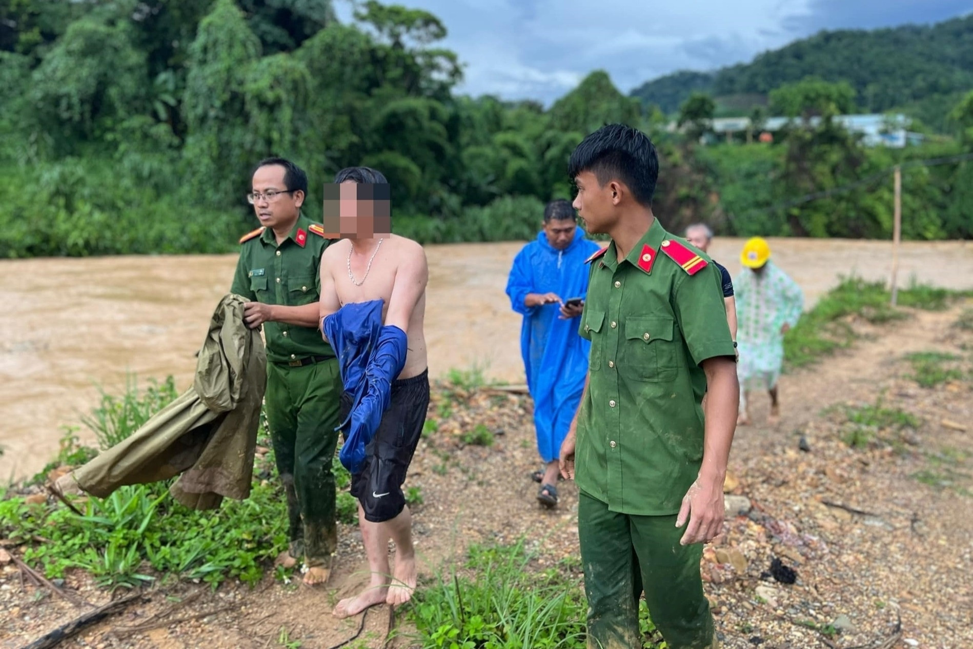 Công an lao mình xuống dòng nước lũ chảy xiết cứu người