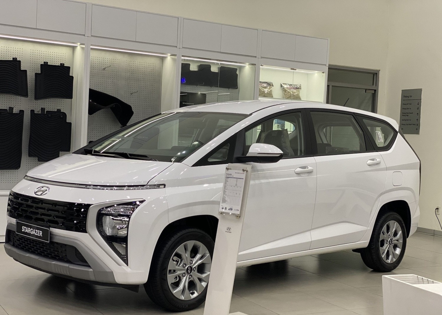 hyundai stargazer.jpg