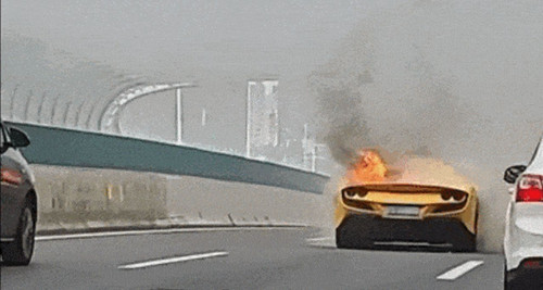 Siêu xe Ferrari F8 cháy rụi vì tài xế lái hộ không biết lái số sàn