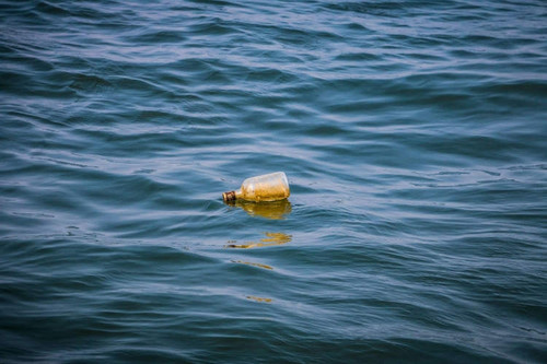 Uống chai nước bí ẩn trôi trên biển, nhóm ngư dân chết 'bất đắc kỳ tử'
