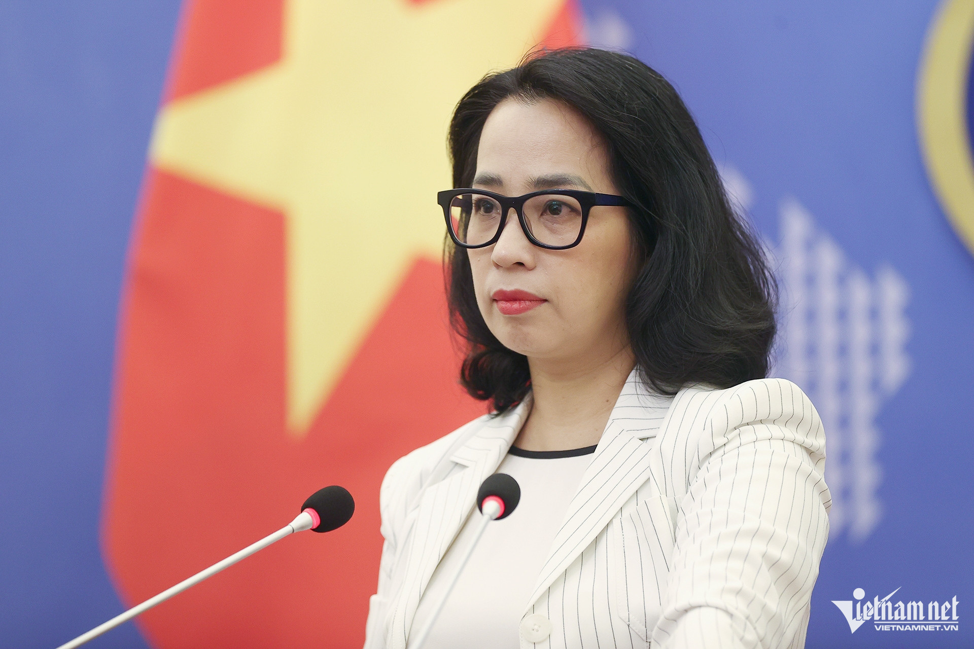 w nguoi phat ngon bo ngoai giao pham thu hang 1762 2555.jpg