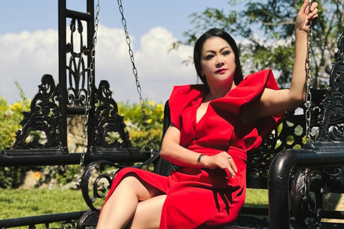 ‘Hoa hậu Bolero’ Như Quỳnh tuổi 54 vẫn giữ được vẻ ngoài quyến rũ