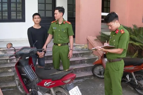 Người đàn ông ở Thái Bình bịt mặt, cầm dao ra đường cướp xe máy