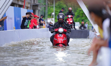Những sai lầm nghiêm trọng khi sử dụng xe máy điện vào mùa mưa