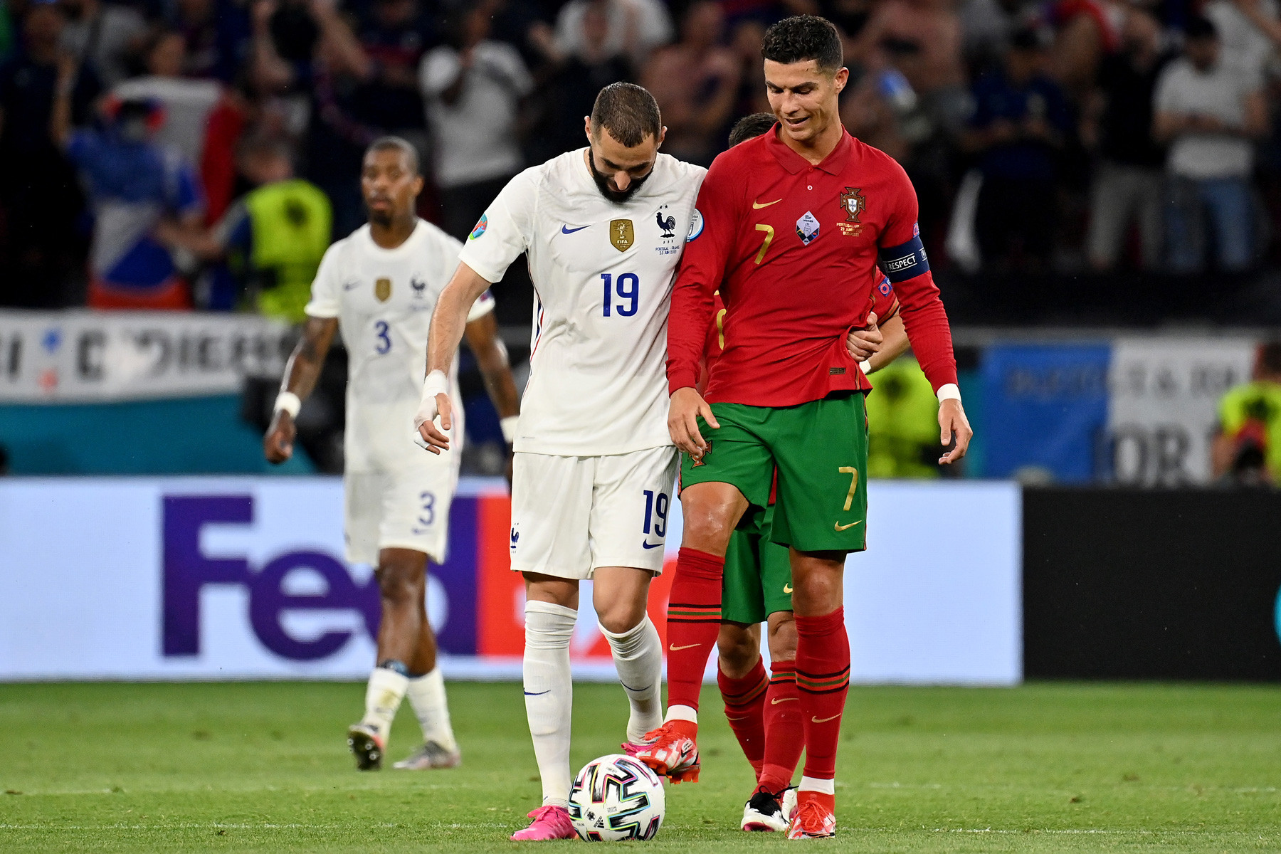 Ronaldo Bo Dao Nha Phap euro 2020.jpg