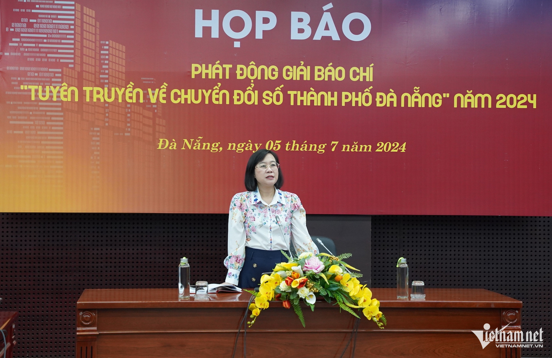 W-bà phương_phó giám đốc.JPG.jpg