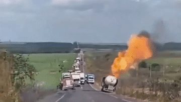 Khoảnh khắc xe bồn chở nhiên liệu phát nổ như bom trên cao tốc