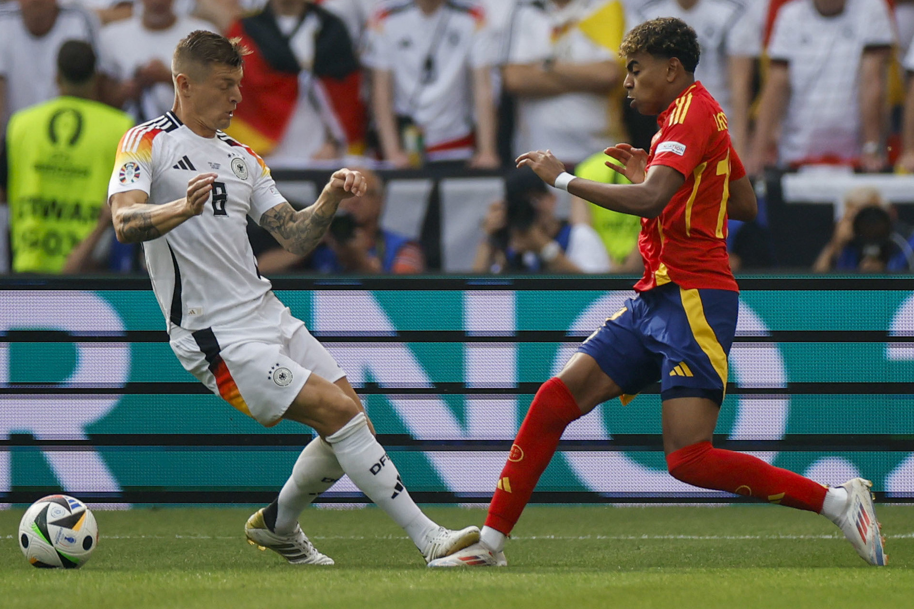 Kroos Lamine Yamal.jpg