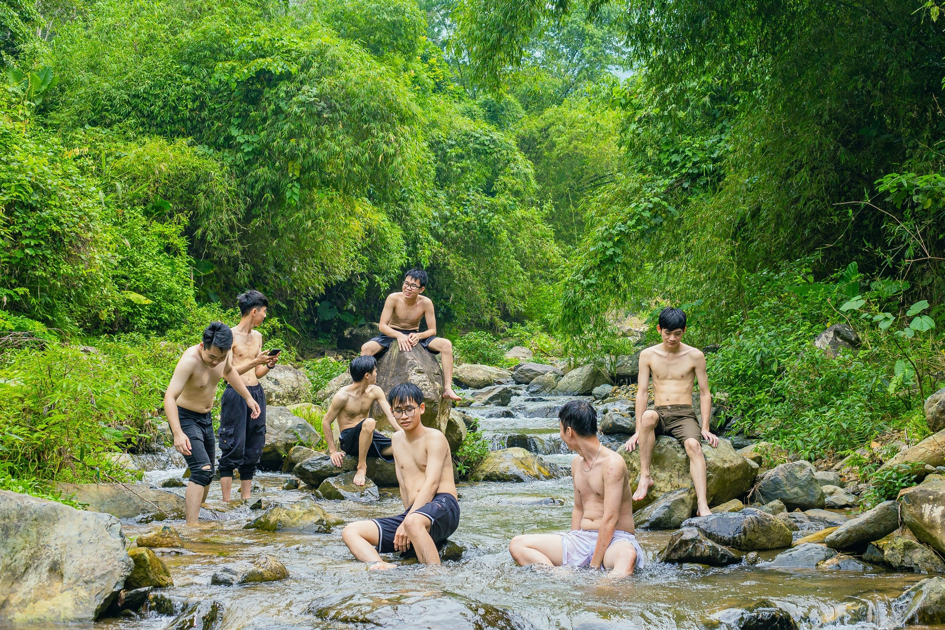 Suối 'chữa lành' cách Hà Nội 30km, khách vui chơi thỏa thích hết 100.000 đồng