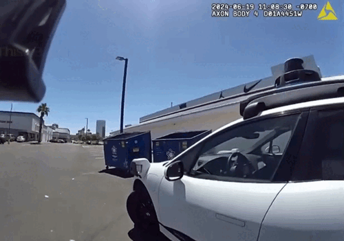 Xe đi vào đường cấm nhưng cảnh sát không biết phạt ai vì xe không người lái