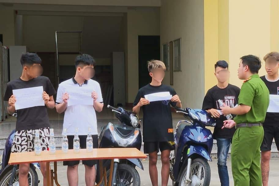 14 đối tượng ở Phú Thọ vô cớ cầm dao dồn đánh 3 thanh niên quê Sơn La