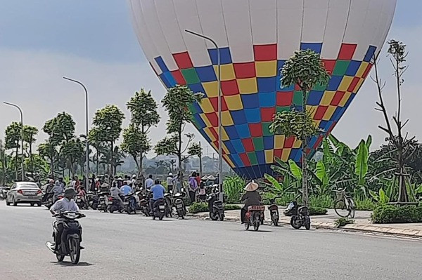 Hà Nội: Khinh khí cầu chở 9 người phải hạ cánh khẩn cấp vì lỗi kỹ thuật