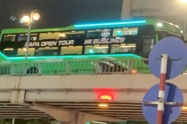 Phạt tiền, tước bằng lái với tài xế điều khiển xe 45 chỗ lên cầu vượt Láng Hạ