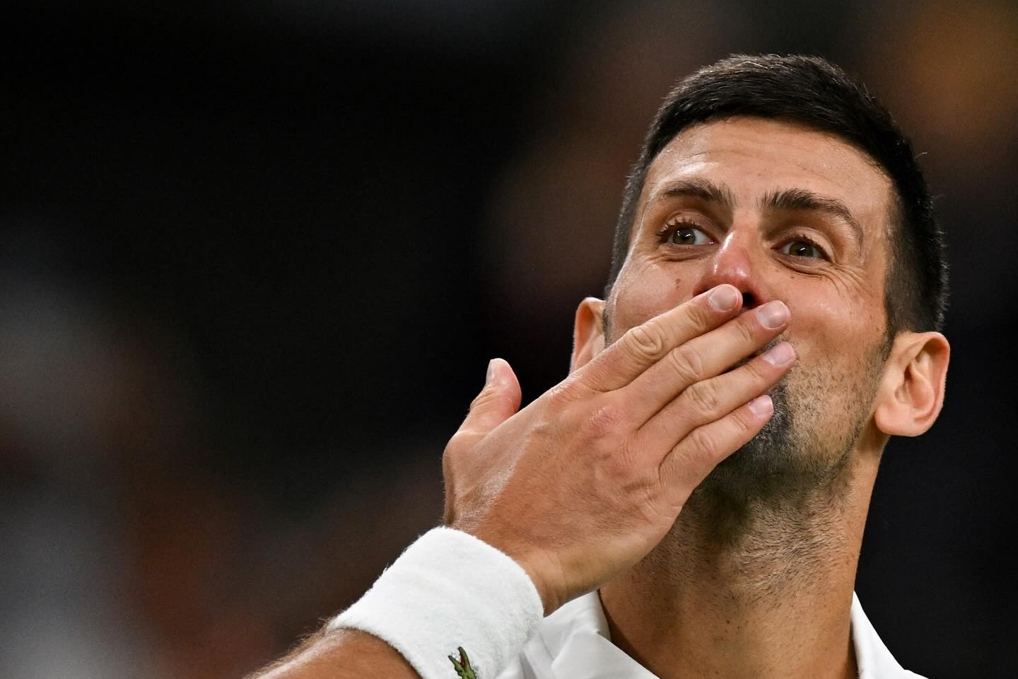 Djokovic ngược dòng vào vòng 4 Wimbledon