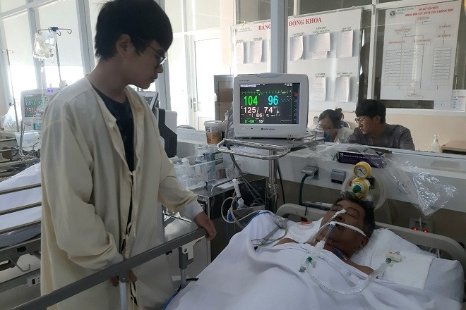 Hai con đứt đoạn tương lai vì cha đổ bệnh nặng