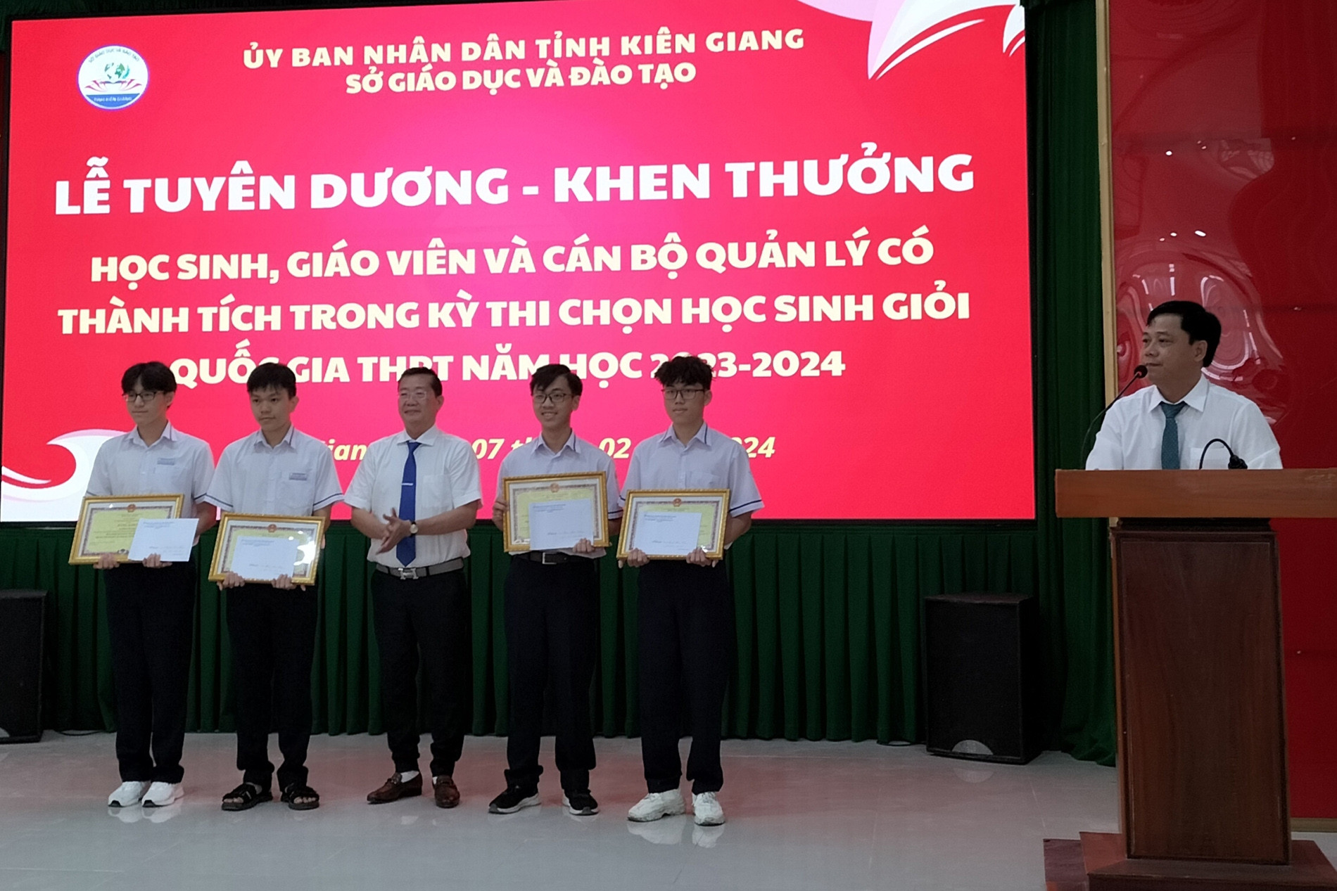 Kiên Giang chi gần 2 tỷ đồng thưởng học sinh, giáo viên đạt thành tích tốt
