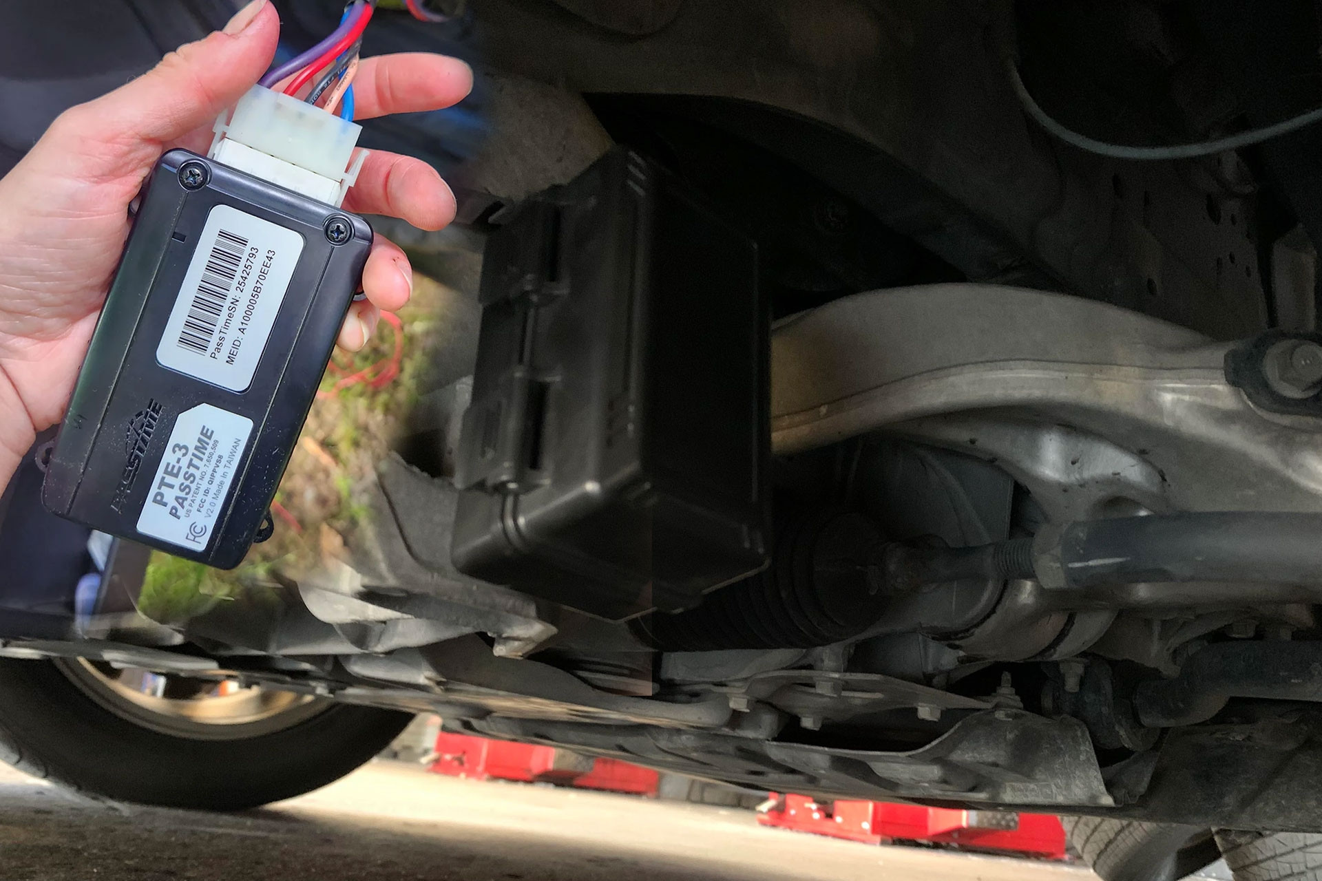 Nhiều người tìm thấy thiết bị theo dõi GPS cài lén trong xe của mình