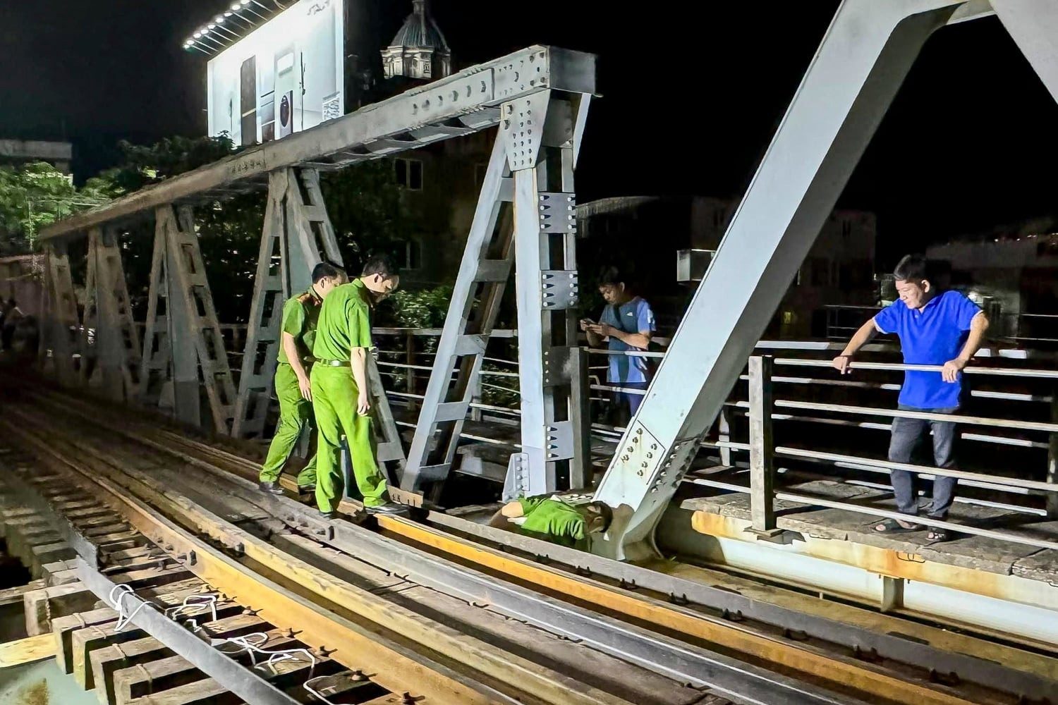 Thông tuyến đường sắt Hà Nội - Hải Phòng sau sự cố đường ray bị đâm biến dạng