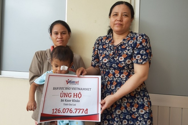 Trao hơn 126 triệu đồng cho bé Ksor Khảo bị ung thư mù 2 mắt