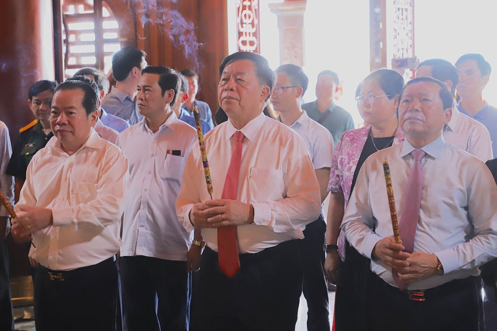 Trưởng Ban Tuyên giáo Trung ương dâng hương tại tượng đài Bác Hồ ở Phú Quốc