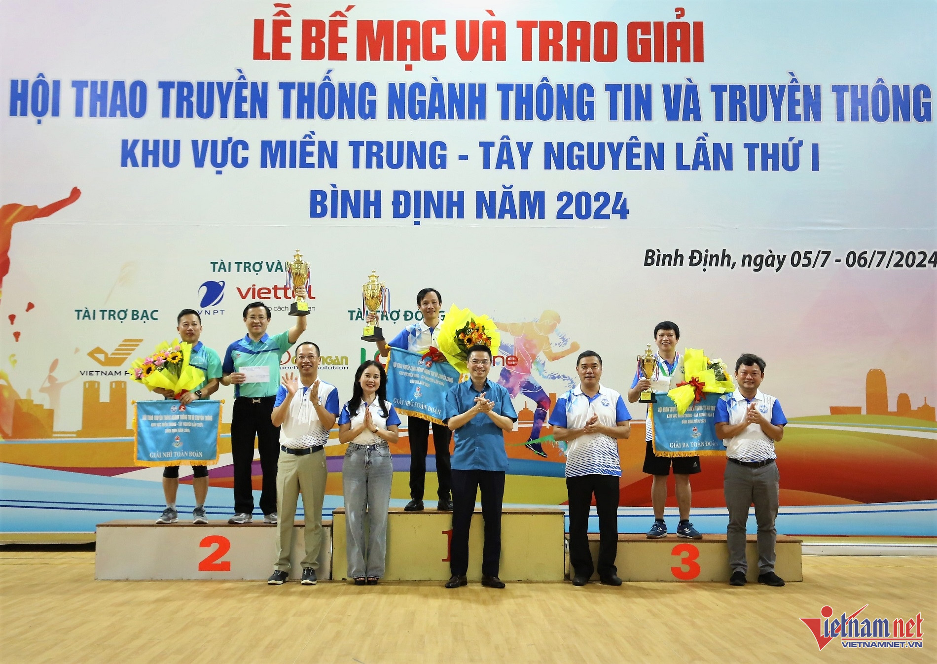 W-anh trao giai.jpg