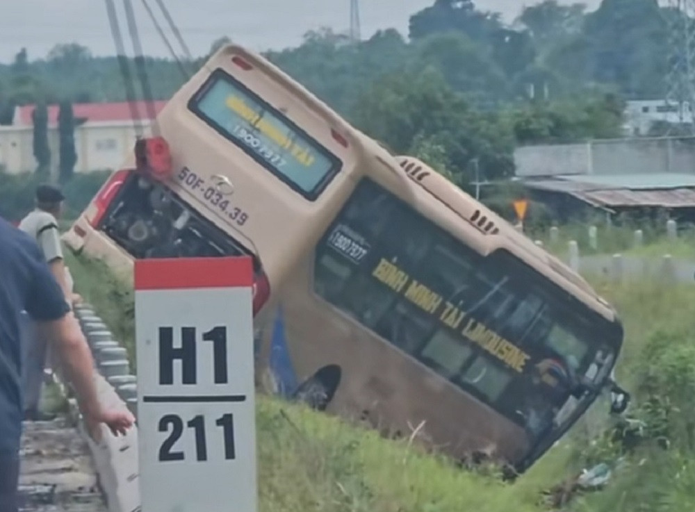 Xe giường nằm lao xuống mương thoát nước sau va chạm trên cao tốc Vĩnh Hảo   Phan Thiết.jpg