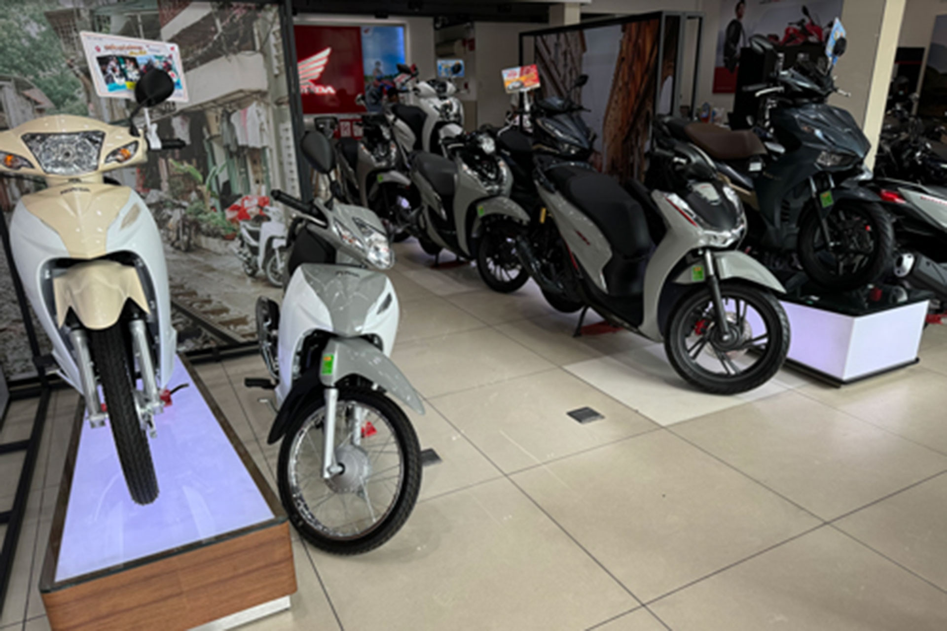 Xe máy giảm giá liên tục