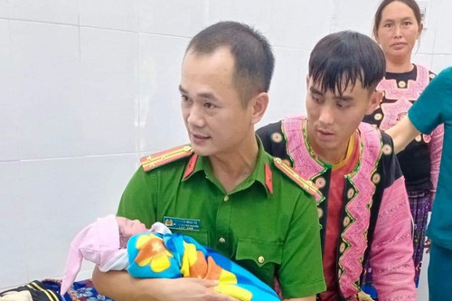 Phó Trưởng công an huyện làm 'bà đỡ' ngay trên ô tô