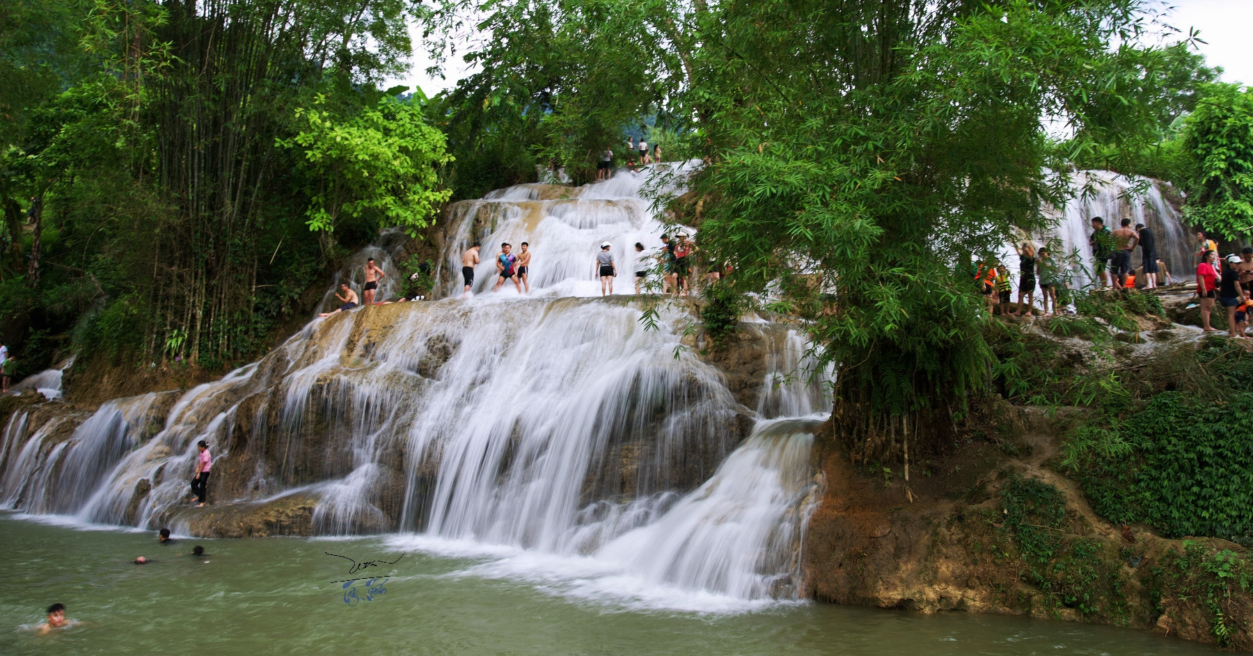 Thác nước 5 tầng cách Hà Nội 90km hút khách tới giải nhiệt, ăn đặc sản nức tiếng