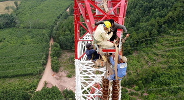 Tuyến 500kV mạch 3 kéo điện ra Bắc: Đánh đu giữa trời, ăn trưa trên đỉnh cột giữa hè đổ lửa